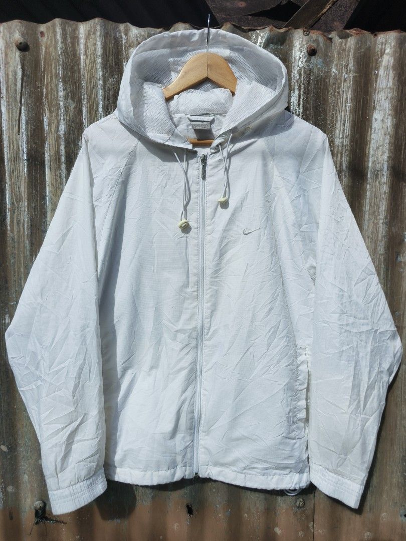 Nike Vintage Windbreaker (Category: Coats, Jackets and Outerwear) located in Trento. Submitted by renanteblanco113 (Listing ID 1470591126, Image 1). Description: Nike Vintage Windbreaker Dimes: 22.5x20 Excellent condition Color rate: 9.8)19 "color may vary due to lighting outdoor" Issue: need wash.