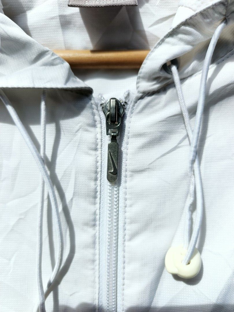 Nike Vintage Windbreaker (Category: Coats, Jackets and Outerwear) located in Trento. Submitted by renanteblanco113 (Listing ID 1470591126, Image 3). Description: Nike Vintage Windbreaker Dimes: 22.5x20 Excellent condition Color rate: 9.8)19 "color may vary due to lighting outdoor" Issue: need wash.