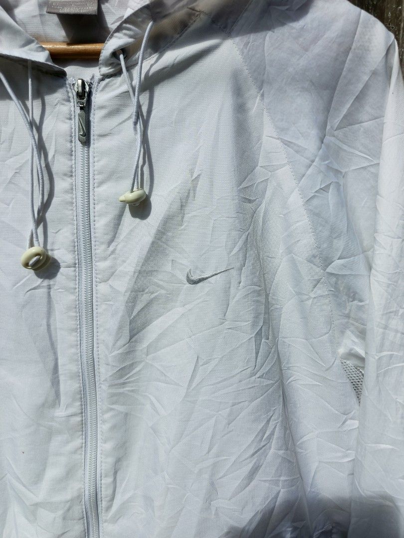 Nike Vintage Windbreaker (Category: Coats, Jackets and Outerwear) located in Trento. Submitted by renanteblanco113 (Listing ID 1470591126, Image 2). Description: Nike Vintage Windbreaker Dimes: 22.5x20 Excellent condition Color rate: 9.8)19 "color may vary due to lighting outdoor" Issue: need wash.