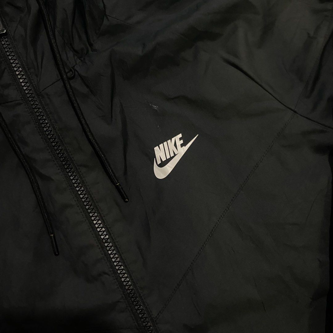 Nike Windbreaker Jacket (Category: Coats, Jackets and Outerwear) located in San Jose del Monte. Submitted by edmarkvillanueva (Listing ID 1470663981, Image 2). Description: Length 27 Width 23.5 Size on tag: Large 8/10 color rate Flaws: uneven fades, sign of usage.