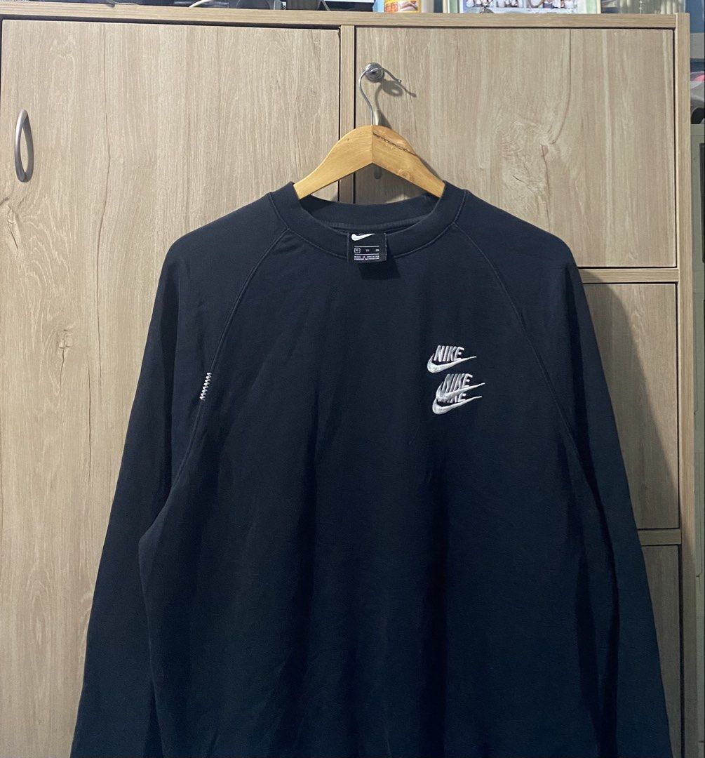 Nike World Tour (Category: Coats, Jackets and Outerwear) located in Binan City. Submitted by rnj_affordable (Listing ID 1470728569, Image 2). Description: No issue.