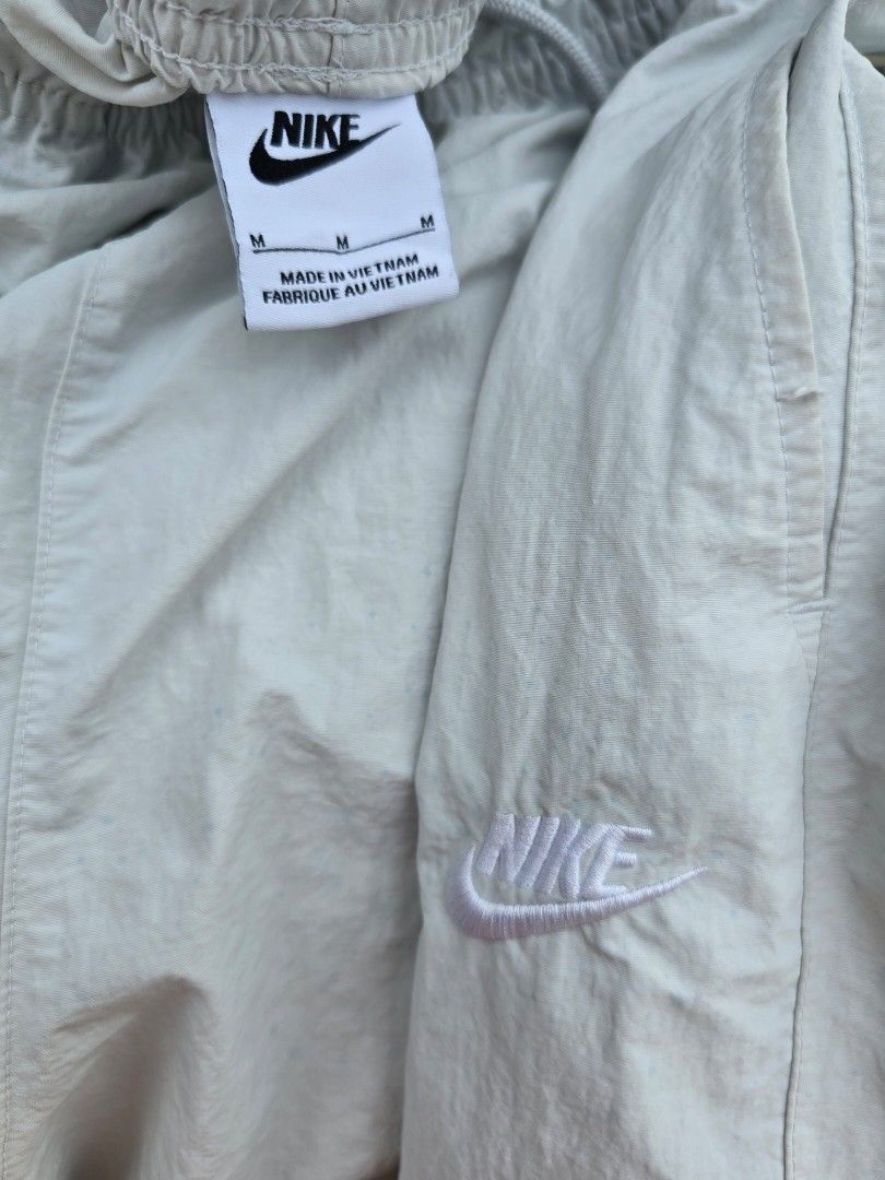 Nike Woven Cargo Jogger pants (Category: Joggers) located in Bacolod City. Submitted by new_eddecatoria (Listing ID 1470694300, Image 2). Description: medium on tag size 30-34 fit large excellent condition issue unnoticeable stain, check last photo.