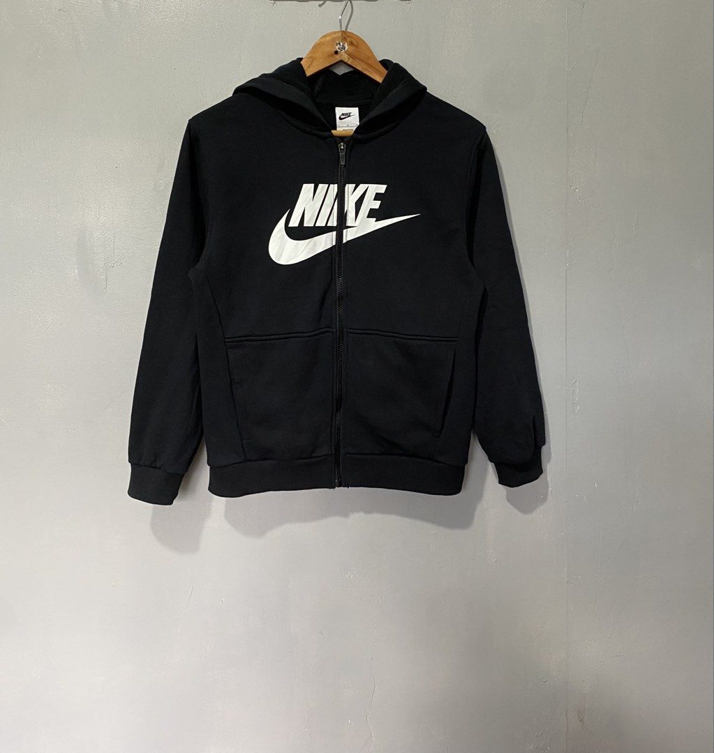 NIKE ZIP UP (Category: Hoodies) located in Quezon City. Submitted by fast_break (Listing ID 1470611950, Image 3). Description: NIKE ZIP UP ☑️ COLOR: BLACK SIZE: L YOUTH ON TAG DIMES: W19 x 24L📏 COLOR RATE:9.8/10 EXCELLENT CONDITION AS NEW ✅ NO ISSUE LOC:NOVA QC📍 DM TO PURCHASE 💌.