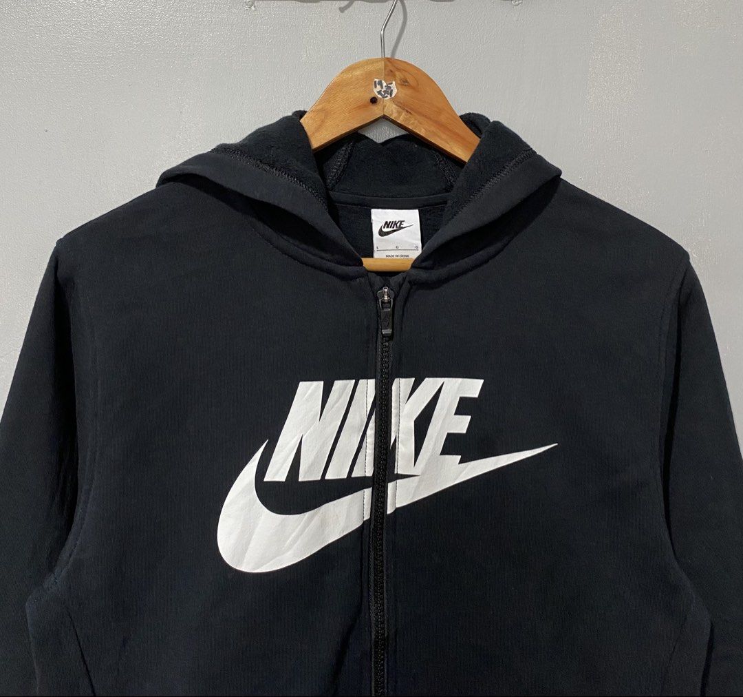 NIKE ZIP UP (Category: Hoodies) located in Quezon City. Submitted by fast_break (Listing ID 1470611950, Image 2). Description: NIKE ZIP UP ☑️ COLOR: BLACK SIZE: L YOUTH ON TAG DIMES: W19 x 24L📏 COLOR RATE:9.8/10 EXCELLENT CONDITION AS NEW ✅ NO ISSUE LOC:NOVA QC📍 DM TO PURCHASE 💌.
