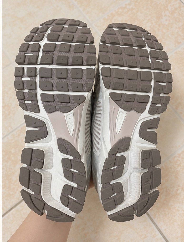 Nike Zoom Vomero 5 Silver / Grey / White (Category: Sneakers) located in Iloilo. Submitted by blissfultritsss (Listing ID 1470682765, Image 3). Description: Bought this last 2025 in Taiwan at around PHP 5,500.00. Used less than 8 times only Size: EU 38.5 Foot length: 24.5 cm US size: 7.5 Will clean this before shipping☺️ ---RFS: no longer needed for travel, prefer using Hoka / Asic.