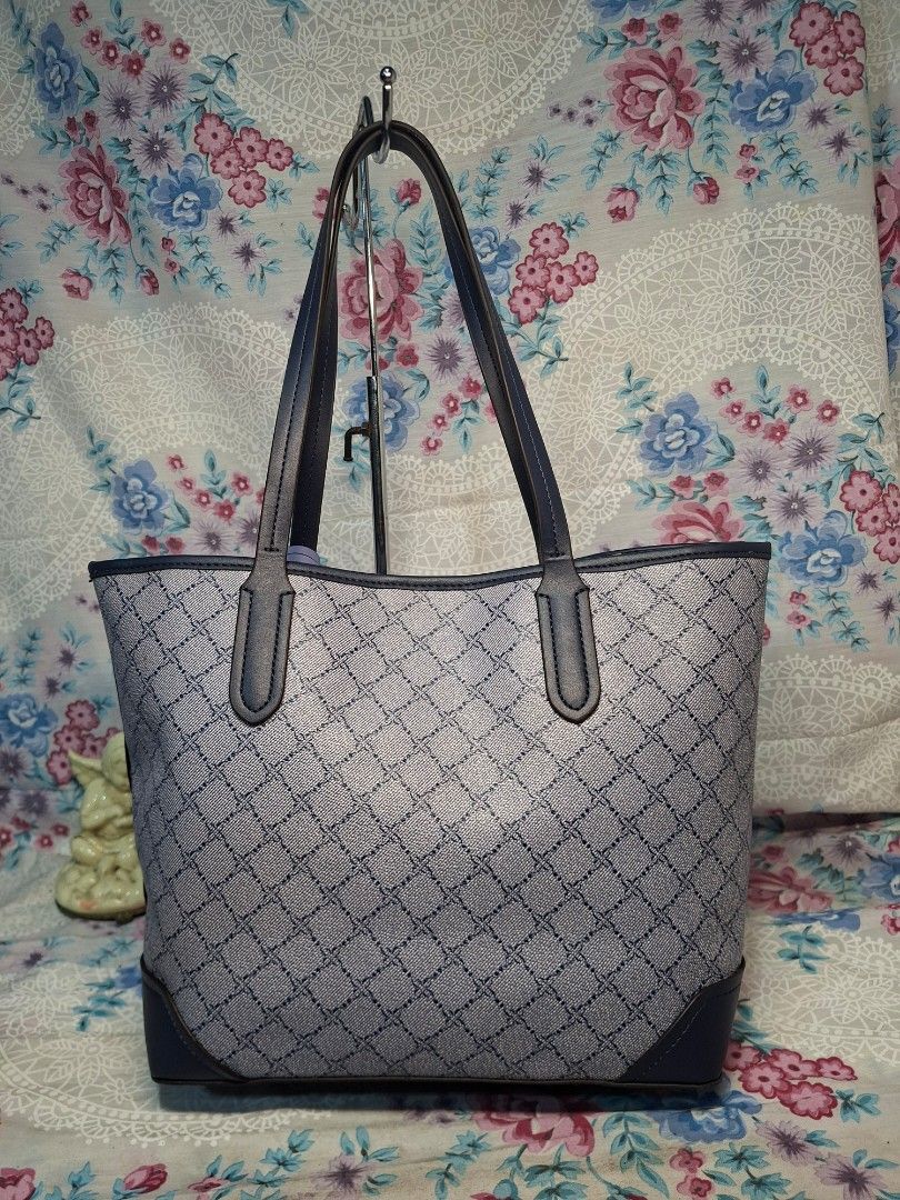 NINE WEST TOTE BAG (Category: Tote Bags) located in General Mariano Alvarez. Submitted by adonid (Listing ID 1470641813, Image 3). Description: VERY GOOD CONDITION ORIGINAL NINEWEST TOTE BAG LIKE NEW CONDTION NO ISSUE.
