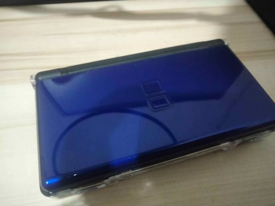 Nintendo DS Lite Cobalt Blue Handheld Console with Box (Category: Nintendo) located in Lucena. Submitted by arvhie123_mkp (Listing ID 1470577710, Image 2). Description: Nintendo ds lite with games and charger slight nego Includes original stylus Protective case charger 110v slight dent on the left side left speaker no longer working Only r4 card included Box included with ds screw driver.