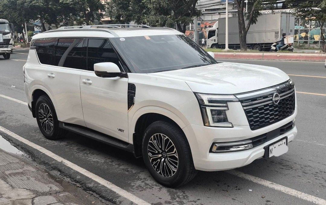 Nissan Patrol Royale4x4 Auto (Category: Used Cars) located in Manila. Submitted by colynsantos (Listing ID 1470618231, Image 3). Description: 2026 Nissan Patrol Royale 4x4 Matic / Gasoline 𝙒𝙀 𝘼𝘾𝘾𝙀𝙋𝙏 𝙏𝙍𝘼𝘿𝙀 𝙄𝙉 𝘼𝙉𝘿 𝙁𝙄𝙉𝘼𝙉𝘾𝙄𝙉𝙂‼️ 𝗖𝗮𝗹𝗹 𝗼𝗿 𝗺𝗲𝘀𝘀𝗮𝗴𝗲 𝘂𝘀 𝗳𝗼𝗿 𝗺𝗼𝗿𝗲 𝗱𝗲𝘁𝗮𝗶𝗹𝘀‼️ ☎️📞: 0️⃣9️⃣2️⃣7️⃣4️⃣9️⃣7️⃣7️⃣8️⃣9️⃣7️⃣ Mileage 8tkm‼️ BRAND NEW CONDITION COMPLETE PAPERS ‼️ Key SpecificationsEngine: 3.5-liter V6