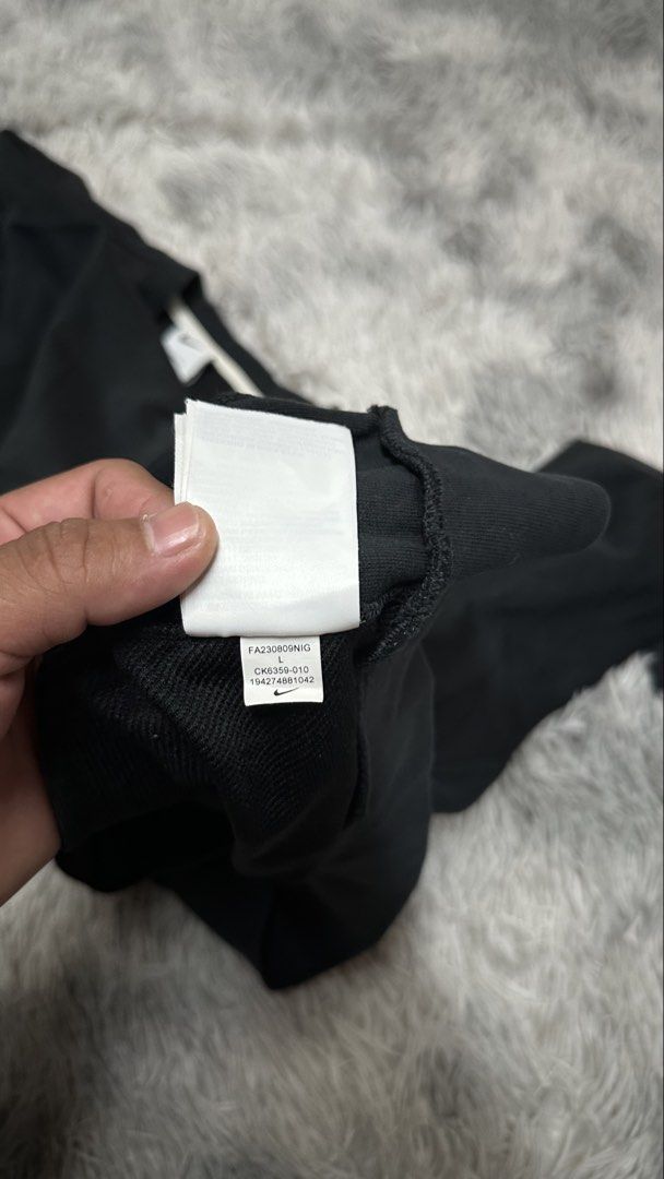 N*ke swoosh crewneck (Category: Coats, Jackets and Outerwear) located in Manila. Submitted by paulovenegaskalakal2020 (Listing ID 1470562030, Image 3). Description: For sale! Kalakal N*ke swoosh crewneck Embroidered Large- 22.5 width x 26 length inches Sleeves- 24 inches Color rate- 8.9/10 Sign of usage Good MINE 1,295 +sf.