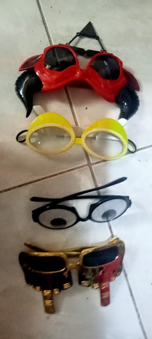 Novelty Party Sunglasses Assorted Fun Props (Category: Sunglasses & Eyewear) located in Paranaque City. Submitted by dimaguilaa24827 (Listing ID 1470656651, Image 2). Description: - Fun novelty glasses and photo props set - Includes devil horns, yellow frames, googly eyes, and middle finger hand designs - Comes with dollar sign clip-ons and a BOOM speech bubble prop - Perfect for parties, photo booths, Halloween, and costume events - Selling all 
