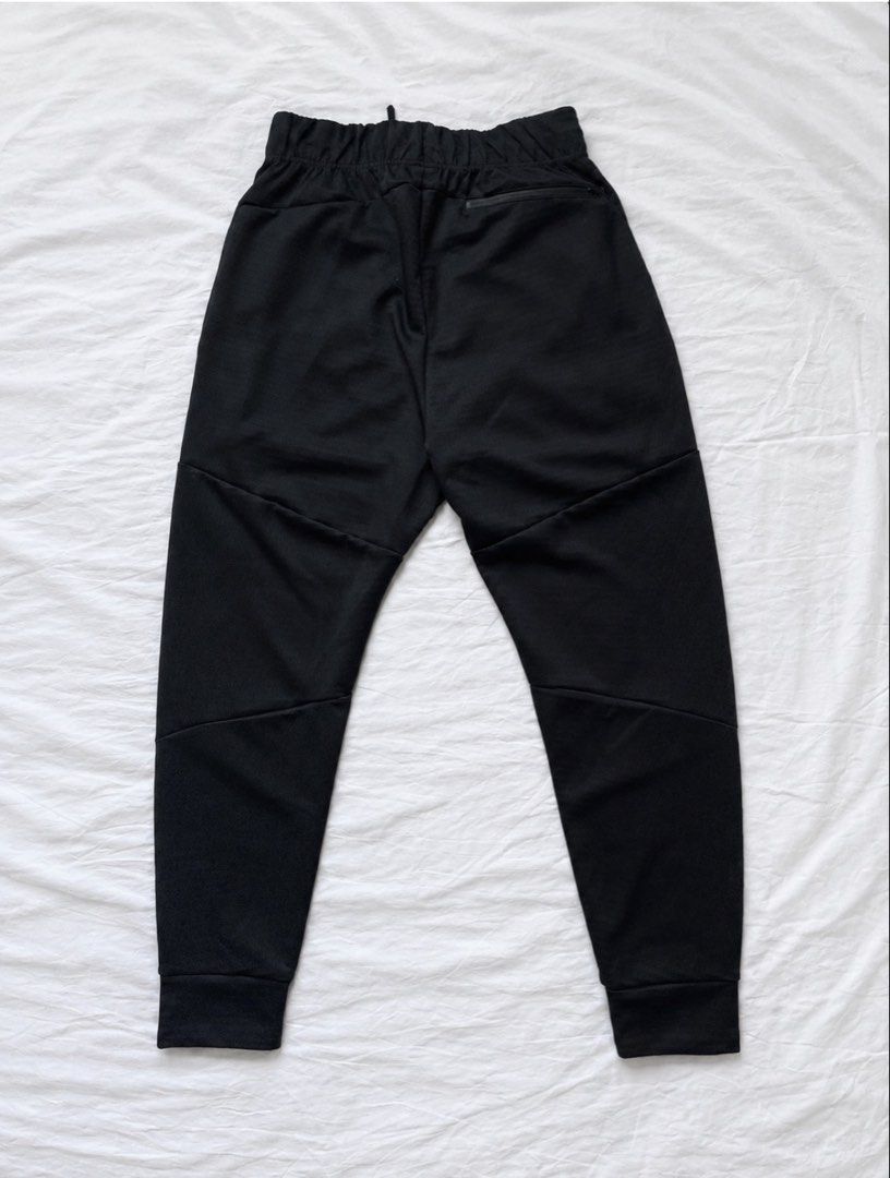 Oakley Black Athletic Jogger Sweatpants (Category: Joggers) located in Manila. Submitted by coollion_7aaba1 (Listing ID 1470600998, Image 2). Description: Color: Black Size: Small (Men’s) — can fit Medium Condition: Brand new Bought in Japan for ₱3,000 Measurements: • Waist: 14 inches (laid flat) • Length: 36 inches Color rate: 9.9/10 Selling at a much lower price than the original!.