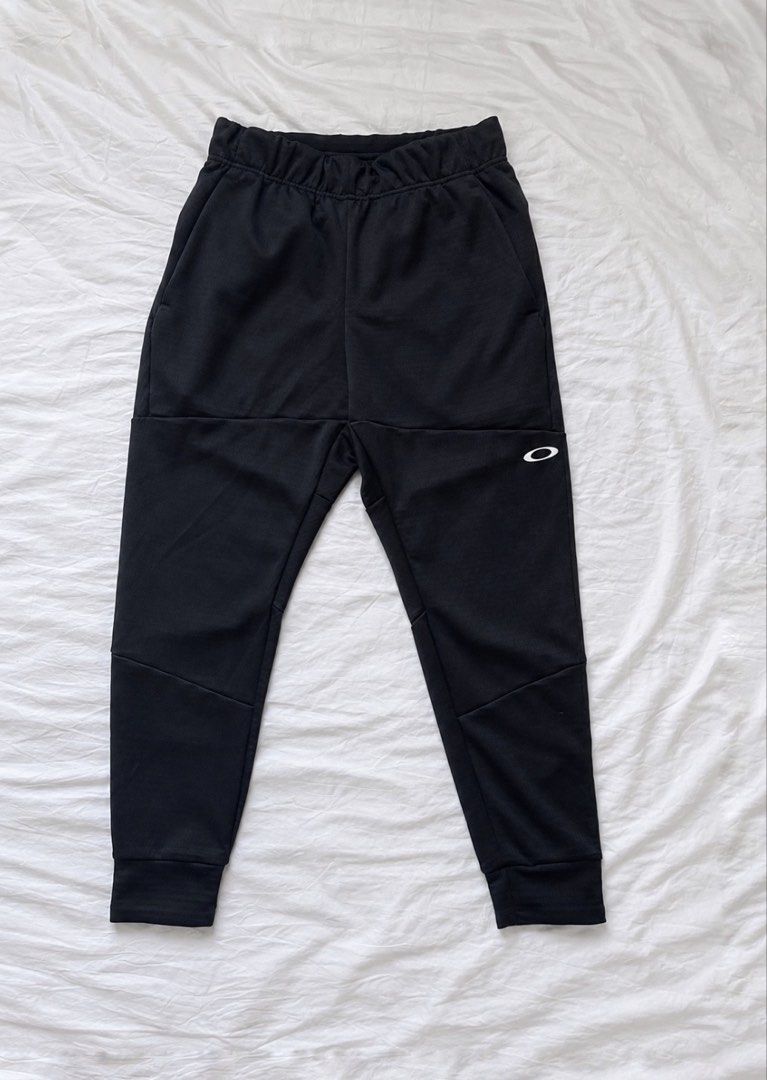 Oakley Black Athletic Jogger Sweatpants (Category: Joggers) located in Manila. Submitted by coollion_7aaba1 (Listing ID 1470600998, Image 1). Description: Color: Black Size: Small (Men’s) — can fit Medium Condition: Brand new Bought in Japan for ₱3,000 Measurements: • Waist: 14 inches (laid flat) • Length: 36 inches Color rate: 9.9/10 Selling at a much lower price than the original!.