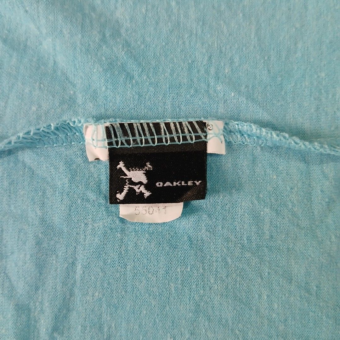 Oakley Buckle Hydrolix Shirt (Category: Tshirts & Polo Shirts ) located in Mangaldan. Submitted by used2.wear (Listing ID 1470652342, Image 3). Description: Good Condition Issue Minimal Lints Size Medium On Tag Width 20.5 Length 29 Kindly Check All Posted Pictures.