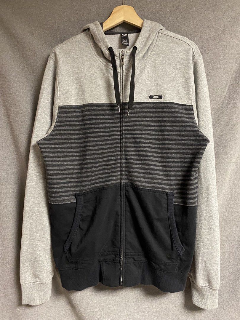 Oakley Full-zip hoodie (Category: Hoodies) located in Cabuyao City. Submitted by ukaythriftshirt (Listing ID 1470676664, Image 1). Description: Oakley Full-zip hoodie Good as new Medium on tag but fit to large Dimes 21-29 Color rate 9/10 No issue Flawless - 1000 .