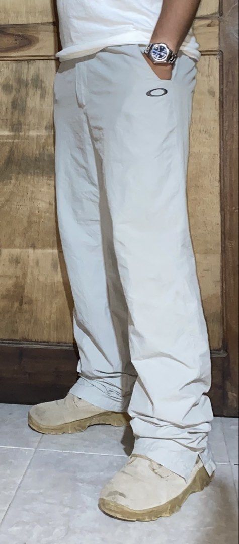 OAKLEY MENS GOLF PANTS (Category: Trousers) located in Dumaguete. Submitted by gearhuntph (Listing ID 1470603980, Image 1). Description: OAKLEY Embroidered Logo Design Technical Performance / Golf Pants PRICE: 2500❗️ Brand: Oakley • Color: Light / Stone Grey • Size Tag: 34 • Fit: Regular Fit • Logo: Raised Oakley Ellipse logo on left thigh • Details: Vented side ankle hems, mesh-lined interior waistband & pocketing, branded hardware button. Actua