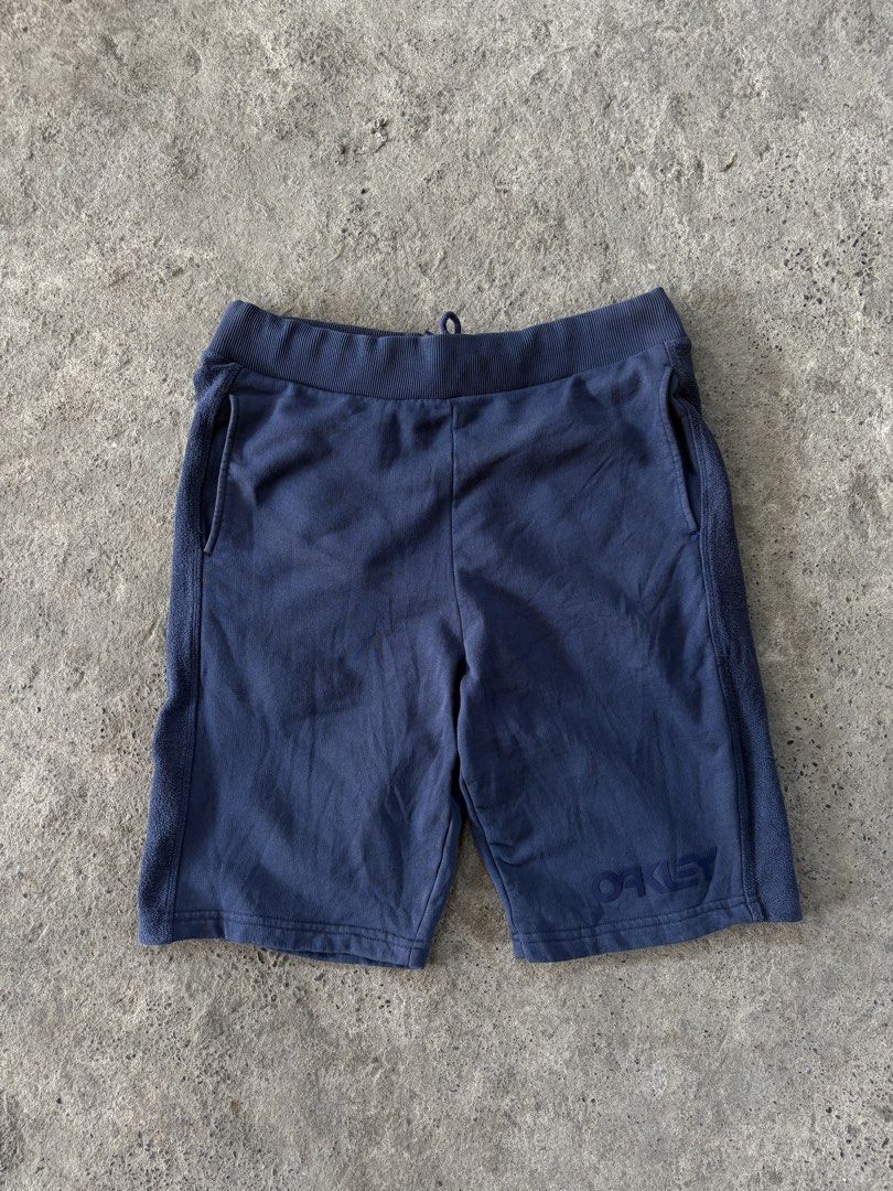 Oakley Men’s Reverse Fleece Shorts (Category: Shorts) located in Cabiao. Submitted by thelifeofgelo (Listing ID 1470583497, Image 2). Description: Oakley Men’s Reverse Fleece Shorts Size: Large Waist: 32-36 Length: 22 Leg opening: 10.5 Excellent condition Price: 650 + shipping fee.