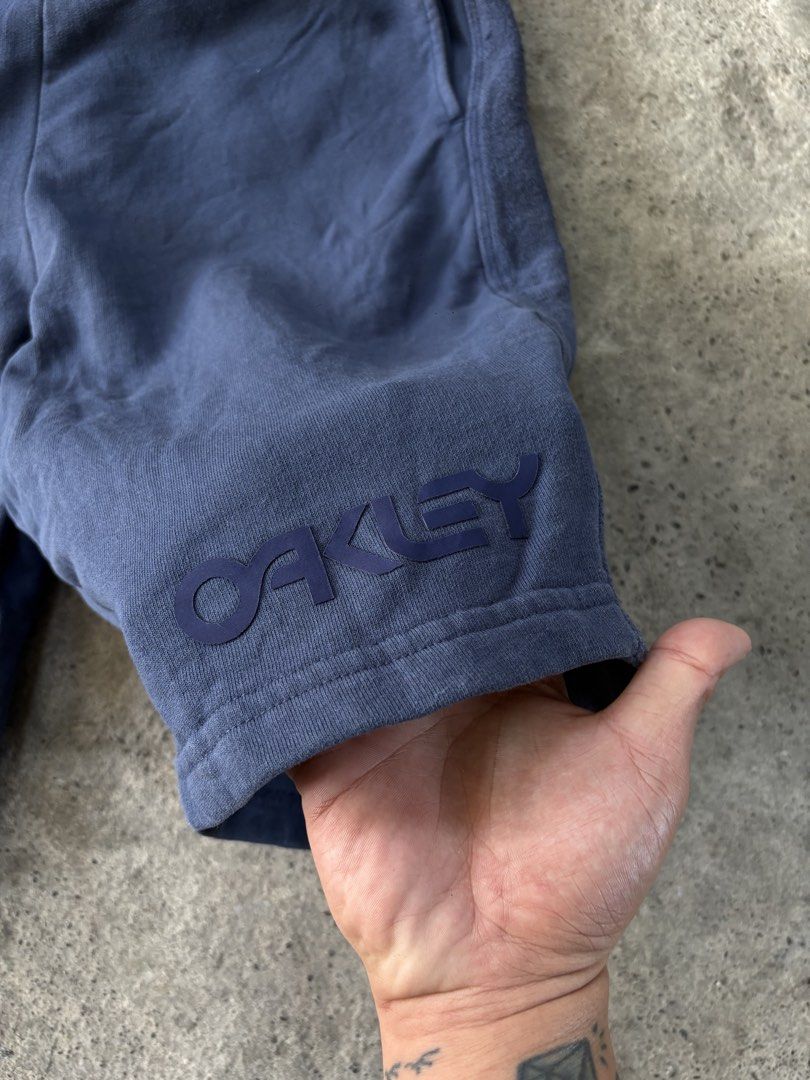 Oakley Men’s Reverse Fleece Shorts (Category: Shorts) located in Cabiao. Submitted by thelifeofgelo (Listing ID 1470583497, Image 3). Description: Oakley Men’s Reverse Fleece Shorts Size: Large Waist: 32-36 Length: 22 Leg opening: 10.5 Excellent condition Price: 650 + shipping fee.