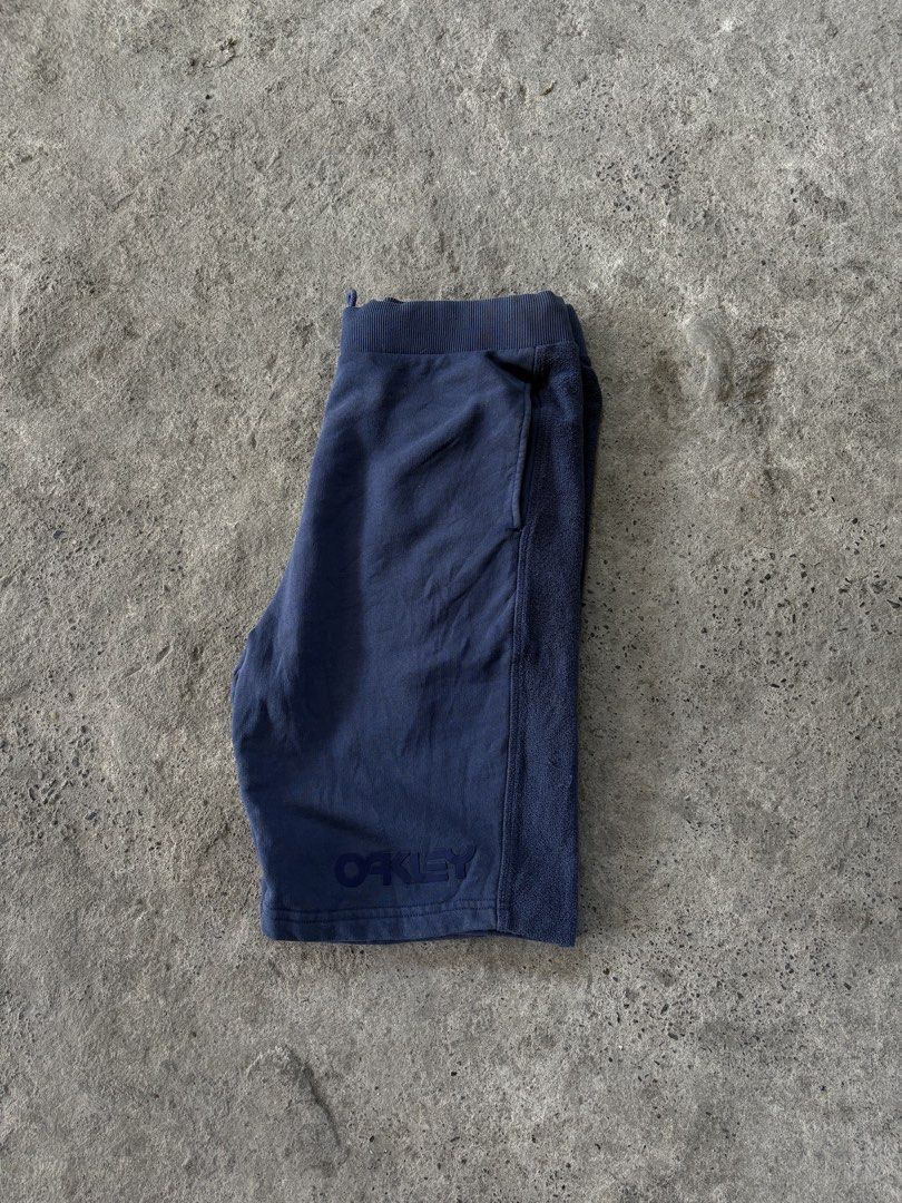 Oakley Men’s Reverse Fleece Shorts (Category: Shorts) located in Cabiao. Submitted by thelifeofgelo (Listing ID 1470583497, Image 1). Description: Oakley Men’s Reverse Fleece Shorts Size: Large Waist: 32-36 Length: 22 Leg opening: 10.5 Excellent condition Price: 650 + shipping fee.
