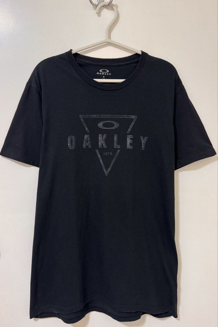 Oakley Mens Shirt (Category: Tshirts & Polo Shirts ) located in Mandaluyong City. Submitted by axos723 (Listing ID 1470692595, Image 1). Description: ➡️Please read item description carefully below (click read more 👇) ➡️Item is AVAILABLE ➡️Guaranteed 💯 %Authentic ➡️1-Day Reservation only ➡️First to pay gets the item ➡️For SURE BUYERS only please. -Price: P 380+SF -Brand: Oakley -Size: Large -Approx Dimension (Flat measurements in inches): Should