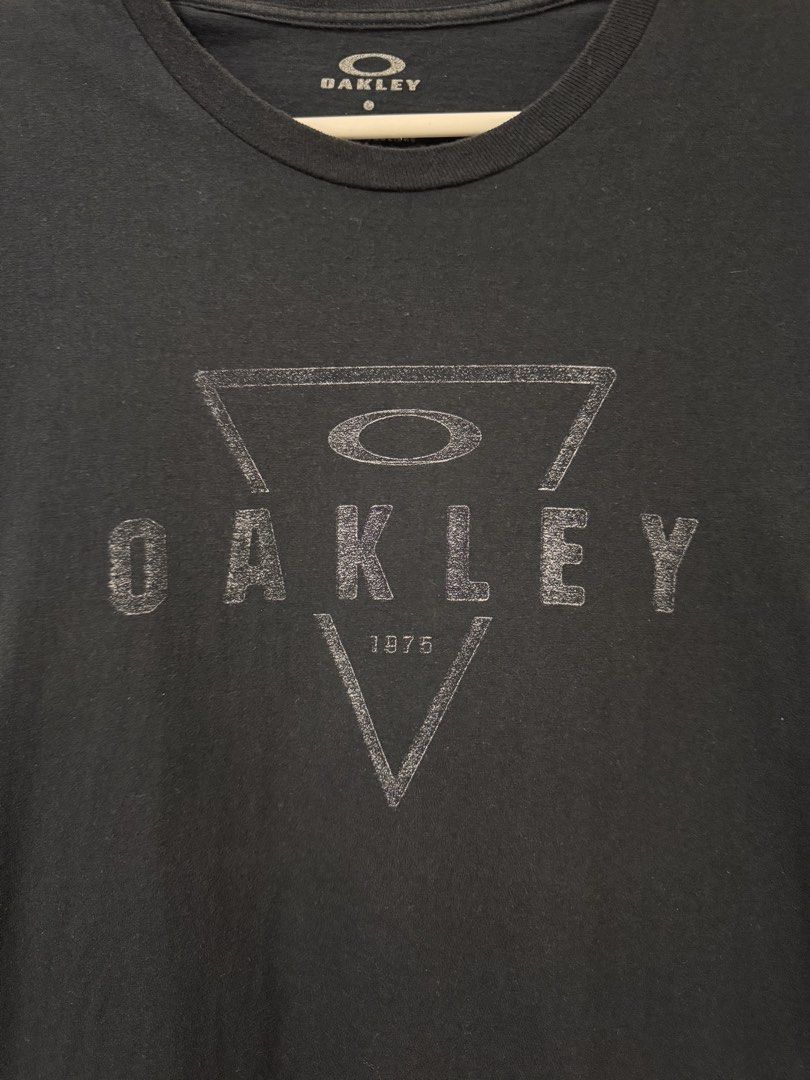 Oakley Mens Shirt (Category: Tshirts & Polo Shirts ) located in Mandaluyong City. Submitted by axos723 (Listing ID 1470692595, Image 3). Description: ➡️Please read item description carefully below (click read more 👇) ➡️Item is AVAILABLE ➡️Guaranteed 💯 %Authentic ➡️1-Day Reservation only ➡️First to pay gets the item ➡️For SURE BUYERS only please. -Price: P 380+SF -Brand: Oakley -Size: Large -Approx Dimension (Flat measurements in inches): Should