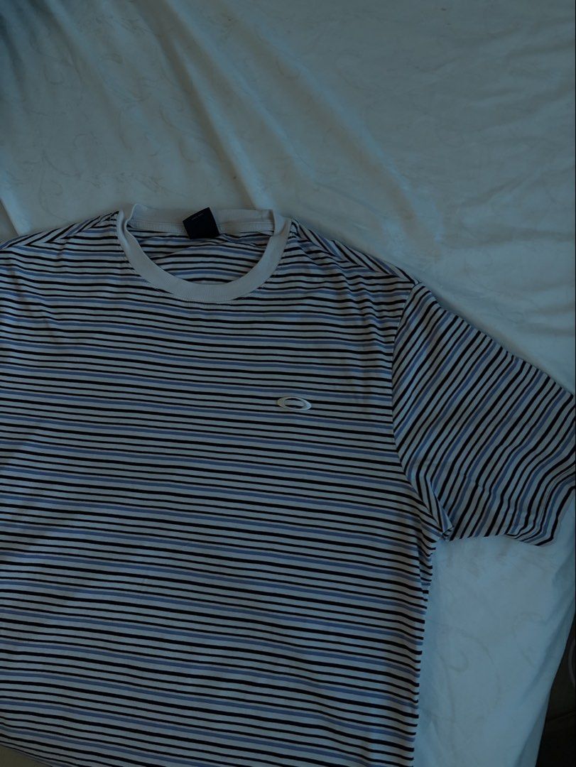Oakley Relaxed Striped T-Shirt (Category: Tshirts & Polo Shirts ) located in Manila. Submitted by shizkeyk (Listing ID 1470622709, Image 1). Description: bought in qatar 🇶🇦 size: US/EU small (JPN medium) condition: clean, no stains, no holes, lightly used rfs: decluttering dm for any q’s :).