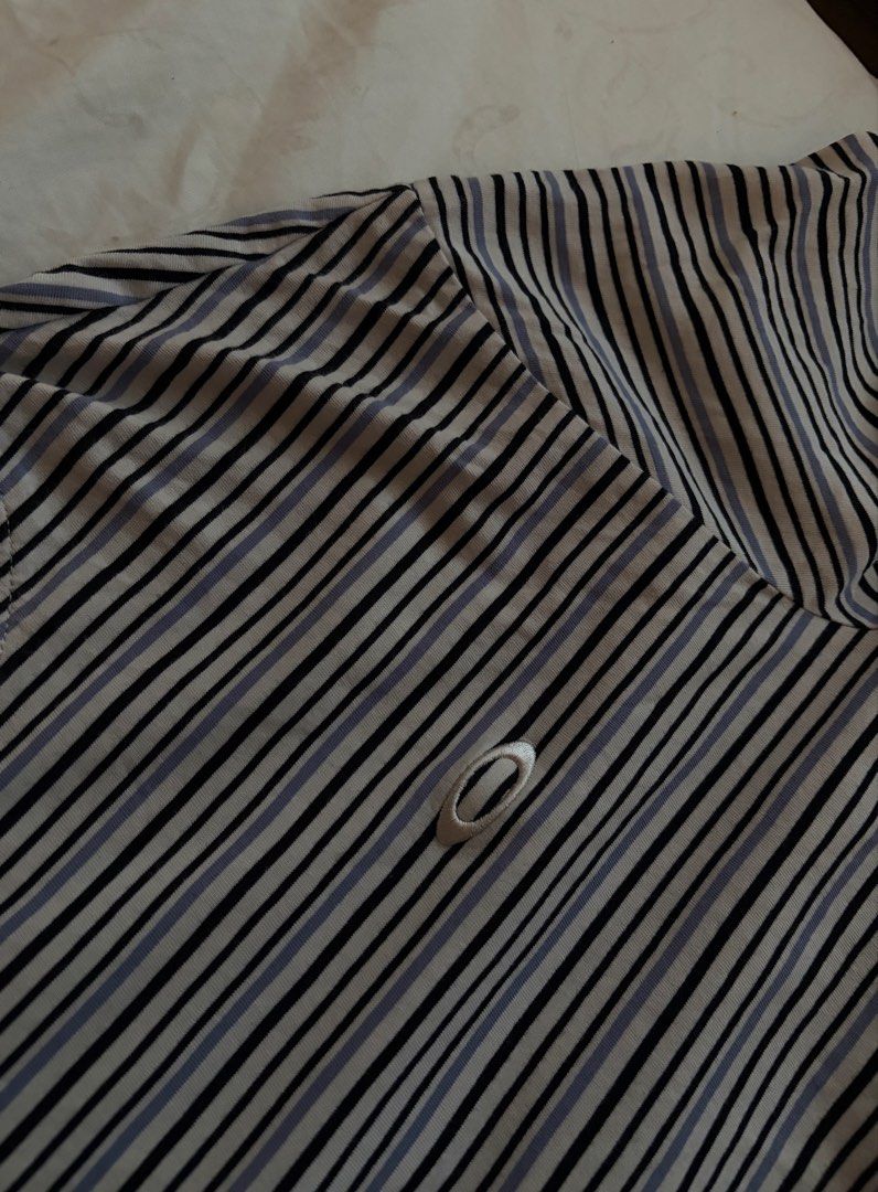 Oakley Relaxed Striped T-Shirt (Category: Tshirts & Polo Shirts ) located in Manila. Submitted by shizkeyk (Listing ID 1470622709, Image 2). Description: bought in qatar 🇶🇦 size: US/EU small (JPN medium) condition: clean, no stains, no holes, lightly used rfs: decluttering dm for any q’s :).