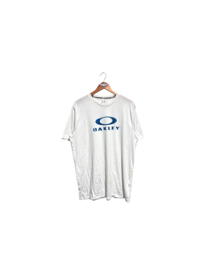 Oakley Shirt (Category: Tshirts & Polo Shirts ) located in Bauan. Submitted by onetwothrift2 (Listing ID 1470657476, Image 1). Description: Oakley Shirt Size: XL Dimes: L30.5 W23.5 Color rate: 10/10 As new condition No issue Mine: 900.