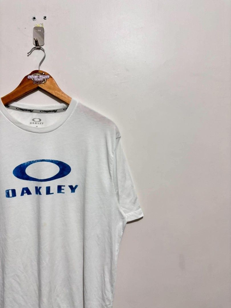 Oakley Shirt (Category: Tshirts & Polo Shirts ) located in Bauan. Submitted by onetwothrift2 (Listing ID 1470657476, Image 2). Description: Oakley Shirt Size: XL Dimes: L30.5 W23.5 Color rate: 10/10 As new condition No issue Mine: 900.