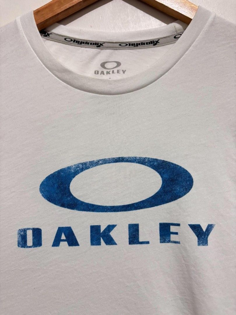 Oakley Shirt (Category: Tshirts & Polo Shirts ) located in Bauan. Submitted by onetwothrift2 (Listing ID 1470657476, Image 3). Description: Oakley Shirt Size: XL Dimes: L30.5 W23.5 Color rate: 10/10 As new condition No issue Mine: 900.