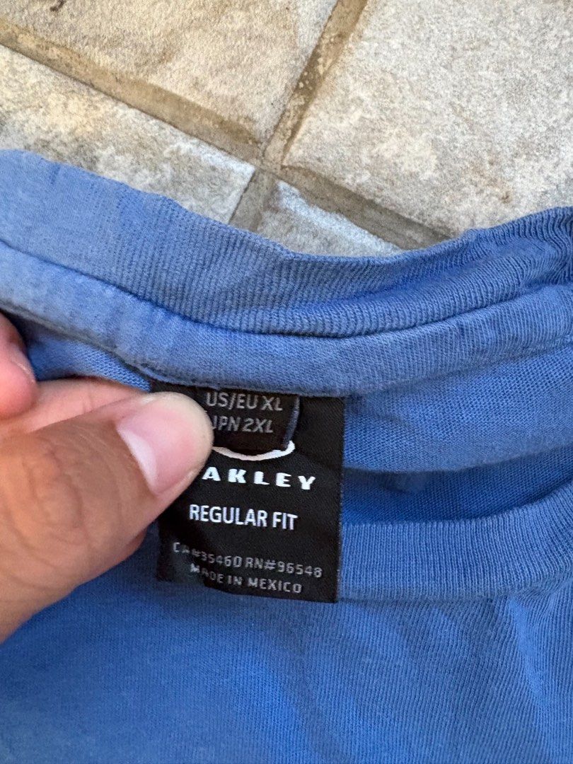 Oakley Shirt (Category: Tshirts & Polo Shirts ) located in Manila. Submitted by nofits.garments (Listing ID 1470663544, Image 3). Description: Oakley Shirt Xl Width 23 Length 28 In pristine condition Mini crack.