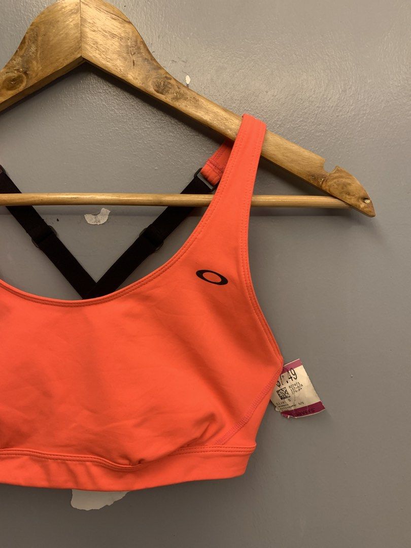 OAKLEY SPORTS BRA (Category: Activewear) located in Cavite. Submitted by thrift2moolah (Listing ID 1470605883, Image 3). Description: OAKLEY SPORTS BRA S on tag Excellent condition No issue 400 plus sf.