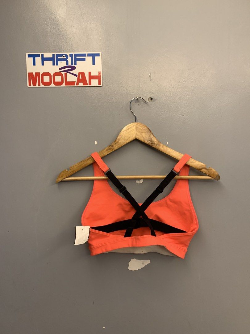 OAKLEY SPORTS BRA (Category: Activewear) located in Cavite. Submitted by thrift2moolah (Listing ID 1470605883, Image 2). Description: OAKLEY SPORTS BRA S on tag Excellent condition No issue 400 plus sf.