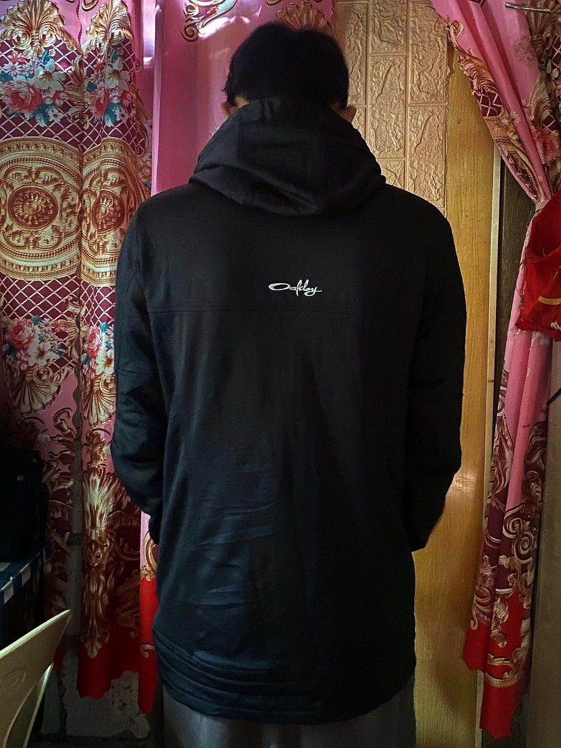 Oakley Technical Utility Zip Hoodie (Category: Coats, Jackets and Outerwear) located in Angeles City. Submitted by ian.thrift_ph (Listing ID 1470571454, Image 3). Description: Dimes 19.5/27 Size Medium to Large Good Condition.