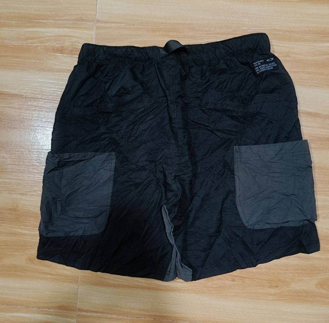 oakley woven cargo shorts (Category: Shorts) located in Manila. Submitted by jheizkiehi39708 (Listing ID 1470679100, Image 2). Description: size meduim size 32 to 33 length 18.