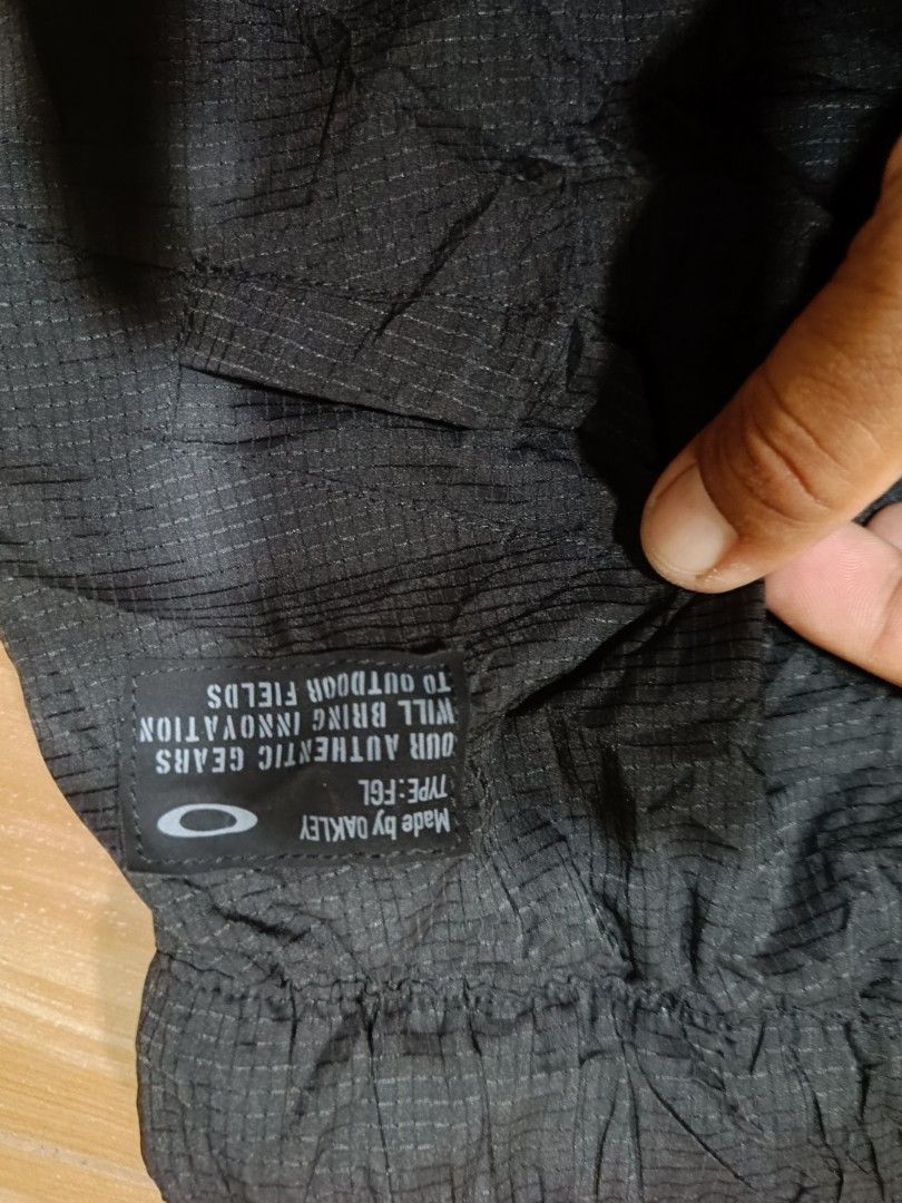 oakley woven cargo shorts (Category: Shorts) located in Manila. Submitted by jheizkiehi39708 (Listing ID 1470679100, Image 3). Description: size meduim size 32 to 33 length 18.