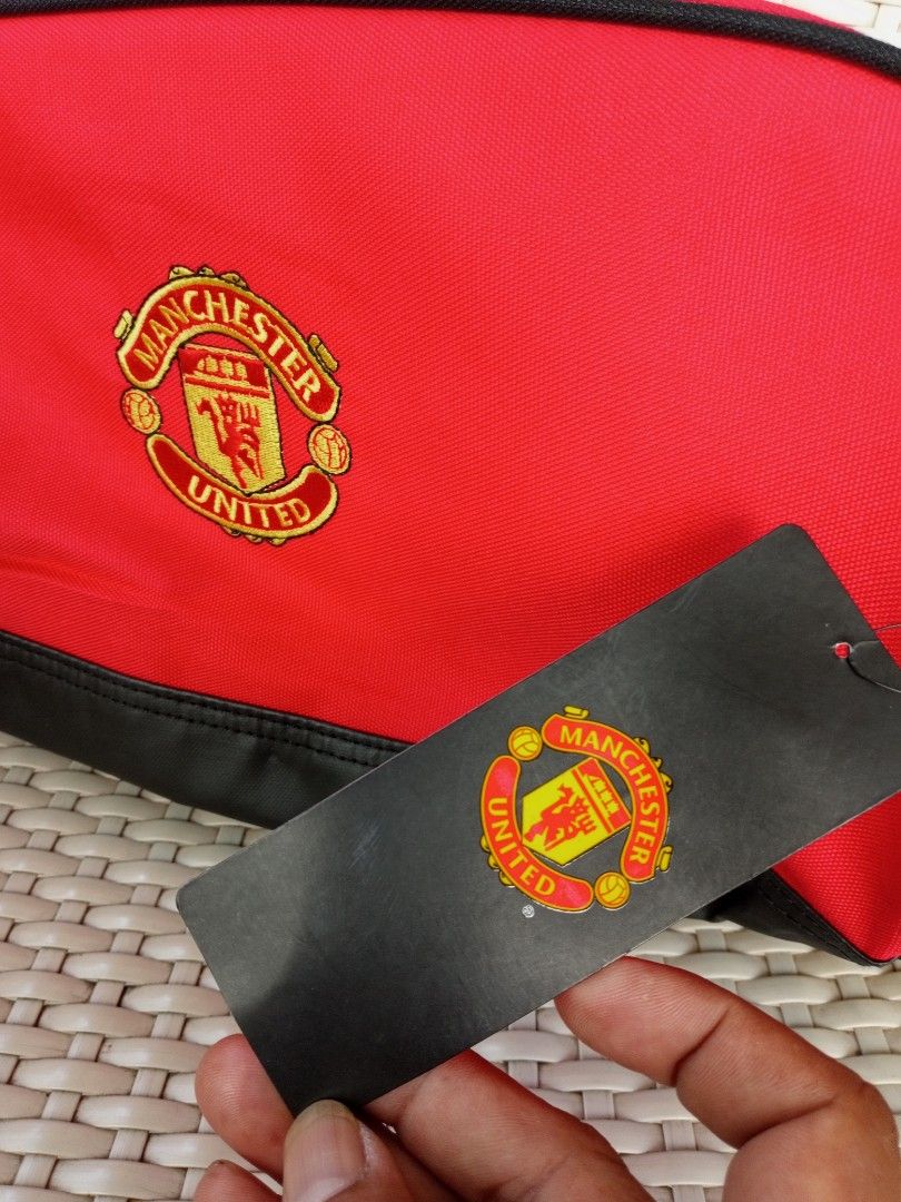Official Manchester United Red Boot Bag (Category: Backpacks) located in Liloan. Submitted by dnznoon31 (Listing ID 1470601316, Image 3). Description: - Manchester Shoe Bag - 100% official Manchester United merchandise - Brand new with original product tags attached - Stylish red and black design featuring an embroidered club crest - Durable 100% polyester material that is easy to wipe clean - Convenient top carry handle for easy transport.