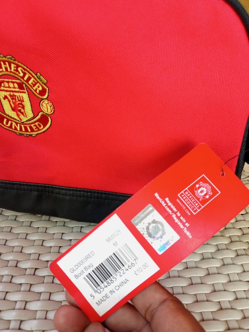 Official Manchester United Red Boot Bag (Category: Backpacks) located in Liloan. Submitted by dnznoon31 (Listing ID 1470601316, Image 2). Description: - Manchester Shoe Bag - 100% official Manchester United merchandise - Brand new with original product tags attached - Stylish red and black design featuring an embroidered club crest - Durable 100% polyester material that is easy to wipe clean - Convenient top carry handle for easy transport.