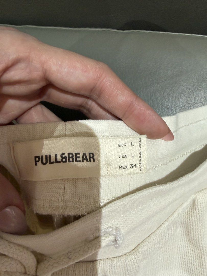 💯OG Pull & Bear White Waffle Drawstring Shorts 97% cotton (Category: Shorts) located in Pasig City. Submitted by roxannecawaling (Listing ID 1470702930, Image 2). Description: 📍Pasig -decluttering.