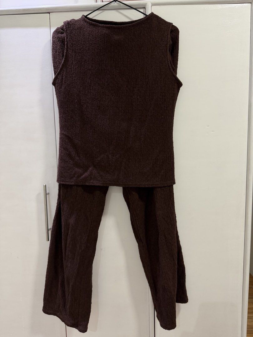 💯OG Uniqlo Brown Knit coordinates (Category: Sets or Coordinates) located in Pasig City. Submitted by roxannecawaling (Listing ID 1470653280, Image 3). Description: 📍Pasig -decluttering.