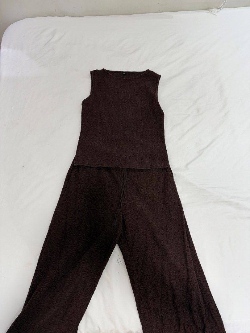 💯OG Uniqlo Brown Knit coordinates (Category: Sets or Coordinates) located in Pasig City. Submitted by roxannecawaling (Listing ID 1470653280, Image 2). Description: 📍Pasig -decluttering.