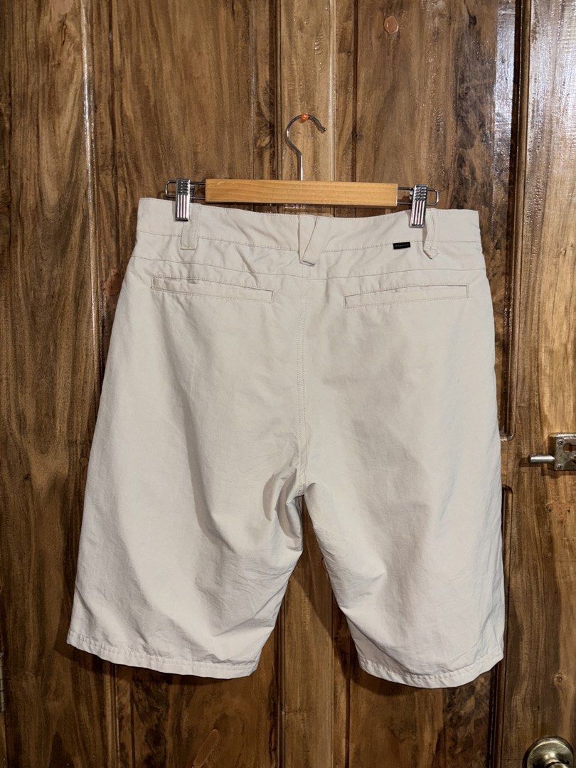O@kley Technical/performance Short🤍 Embroidered Logo Quickdry stretchable (Category: Shorts) located in Maasin. Submitted by chevyferna66833 (Listing ID 1470670453, Image 2). Description: O@kley Technical/performance Short🤍 Embroidered Logo Quickdry stretchable Waistline 32-34 Length 21.5 Excellent condition Mine 680.