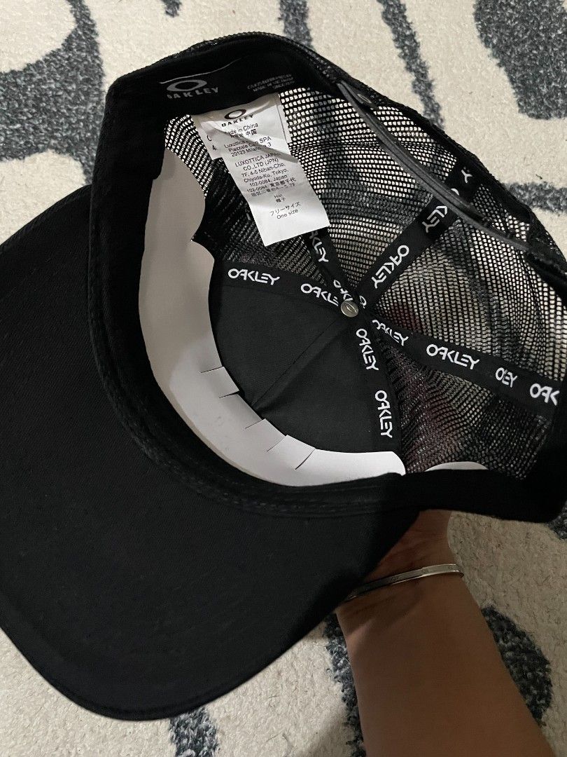 OÀKLEY TRUCKER CAP (Category: Caps & Hats) located in Davao. Submitted by ai_stuffs (Listing ID 1470729049, Image 2). Description: COMPLETE TAGS WITH HANGTAG NO ISSUE.