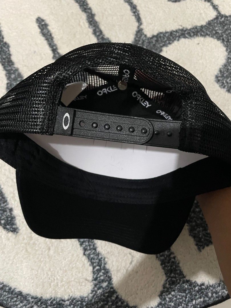 OÀKLEY TRUCKER CAP (Category: Caps & Hats) located in Davao. Submitted by ai_stuffs (Listing ID 1470729049, Image 3). Description: COMPLETE TAGS WITH HANGTAG NO ISSUE.