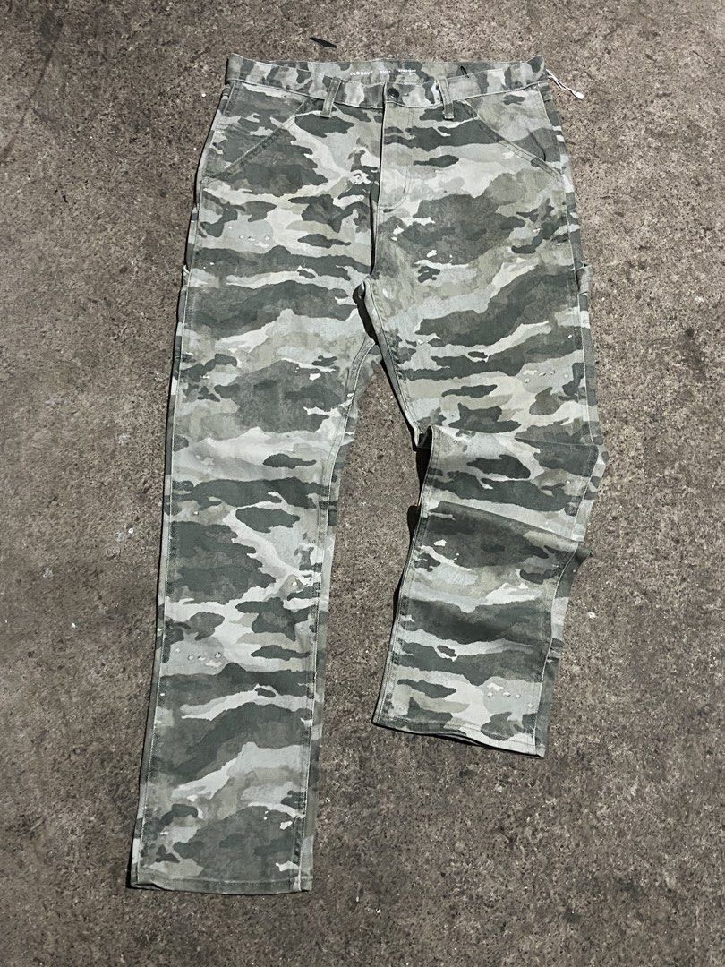 Old Navy Camo Straight Utility Pants (Category: Activewear) located in Polomolok. Submitted by tnecniv311 (Listing ID 1470673504, Image 1). Description: - Brand: Old Navy - Style: Green camouflage utility pants / straight fit - Details: Traditional cargo pockets, back pockets, and functional tool loops - Material: Sturdy, durable cotton - Vibe: Casual streetwear, easy to pair with tees and hoodies - Sizing: Measurements marked on the inner waistb