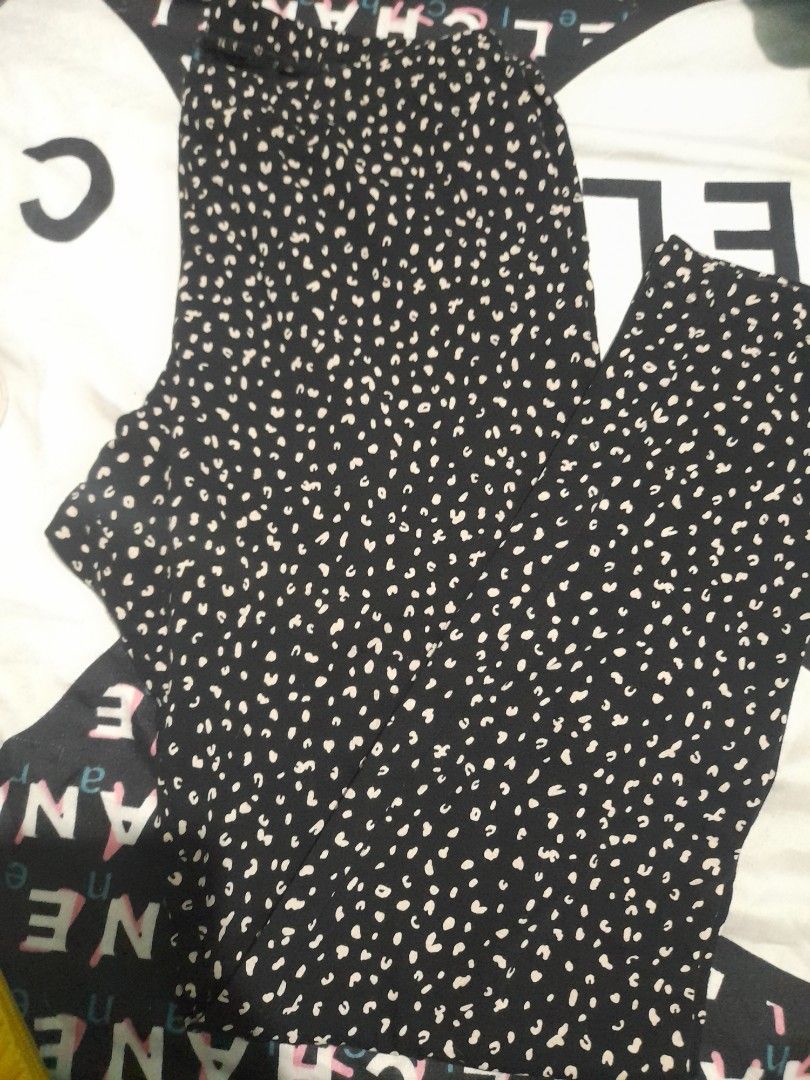 Old Navy Leopard Print Leggings Bundle Size L 2pcs at 250only (Category: Activewear) located in Manila. Submitted by edensy (Listing ID 1470739952, Image 2). Description: - Brand: Old Navy - Size: Large - Quantity: Bundle of 2 pairs - Material: 96% Cotton, 4% Spandex 2pcs at 250 (stretchy & comfortable) - Designs: 1 brown/black leopard print, 1 black with white abstract animal spots - Features: Elastic waistband, machine just wash twice due to st