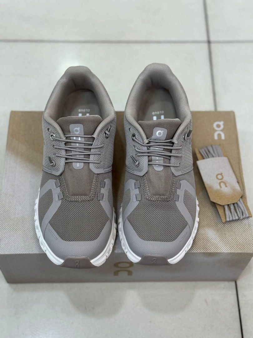 On cloud 6 for men & women (Category: Slippers and slides) located in Quezon City. Submitted by stuffs.hellyy (Listing ID 1470726623, Image 3). Description: with box made in vietnam.