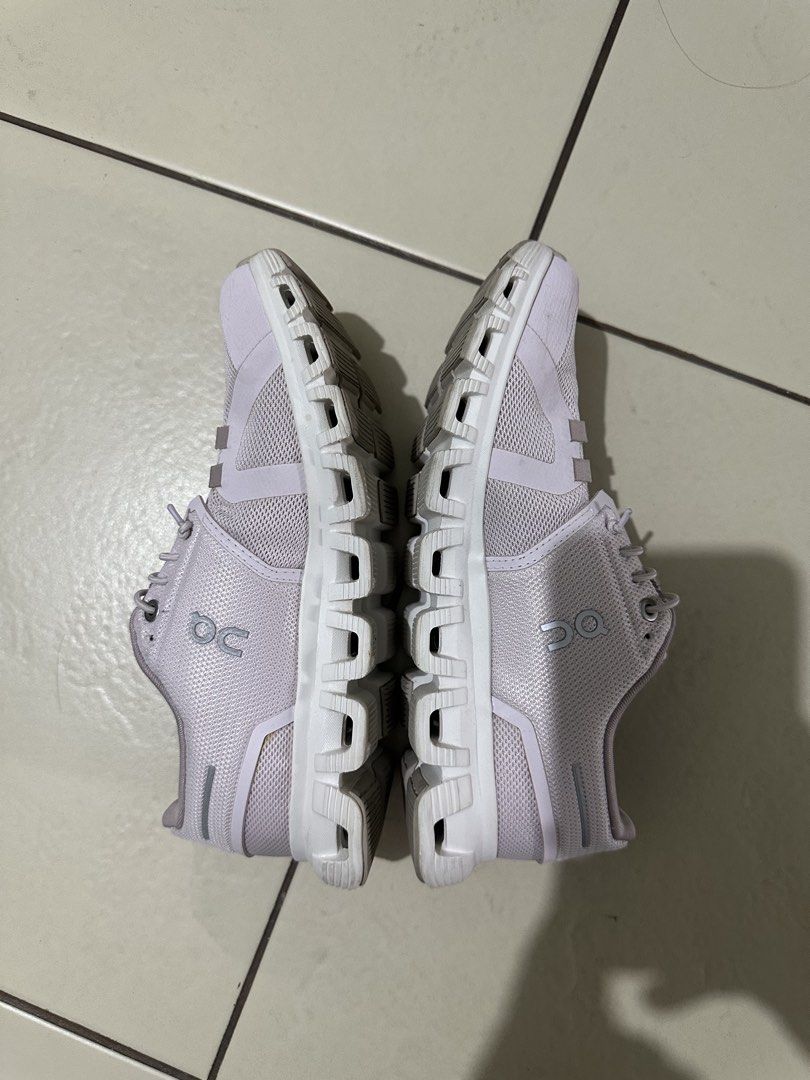 On Cloud 6 Mauve (Category: Sneakers) located in Manila. Submitted by kurbym (Listing ID 1470580932, Image 3). Description: On Cloud 6 Mauve Sz 6.5 wmns Used but in great condition No box For 6k only Pm.