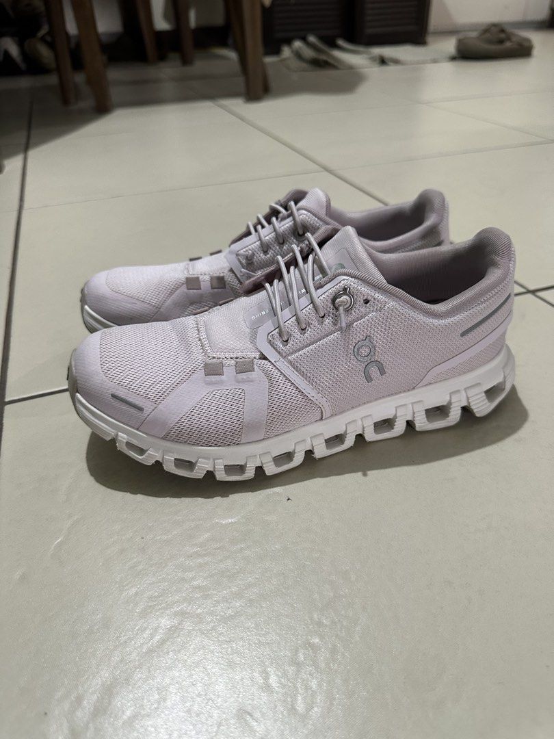 On Cloud 6 Mauve (Category: Sneakers) located in Manila. Submitted by kurbym (Listing ID 1470580932, Image 1). Description: On Cloud 6 Mauve Sz 6.5 wmns Used but in great condition No box For 6k only Pm.