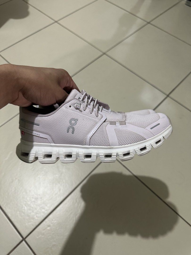 On Cloud 6 Mauve (Category: Sneakers) located in Manila. Submitted by kurbym (Listing ID 1470580932, Image 2). Description: On Cloud 6 Mauve Sz 6.5 wmns Used but in great condition No box For 6k only Pm.