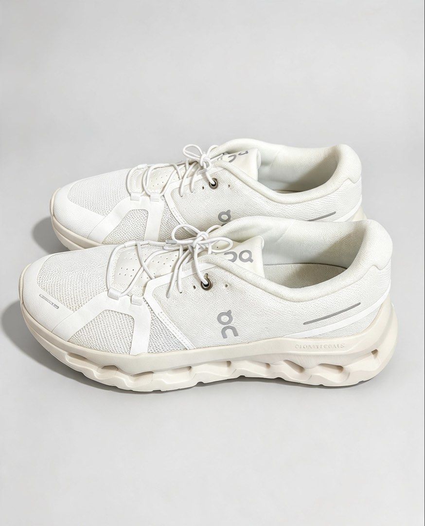On cloud running (Category: Sneakers) located in Bato. Submitted by itsmethriftlist (Listing ID 1470654893, Image 1). Description: Pm more details .